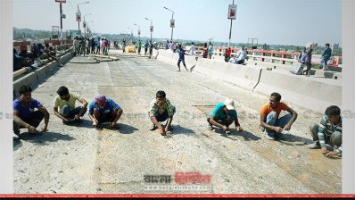 রূপগঞ্জের কাঞ্চন সেতু মেরামত চলছে