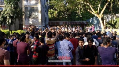 চবি উপাচার্যের কার্যালয়ে ভাঙচুর