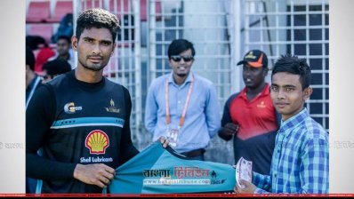 মাহমুদউল্লাহর কাছ থেকে জার্সি আর টিকিট উপহার পেয়ে খুশি লোকমান