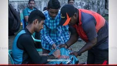 টাইটানসের জার্সিতে ভক্তকে অটোগ্রাফ দিচ্ছেন মাহমুদউল্লাহ