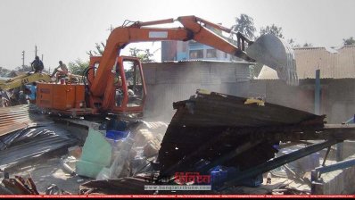 জামালপুরে রেলের ভূমি থেকে অবৈধ স্থাপনা উচ্ছেদ
