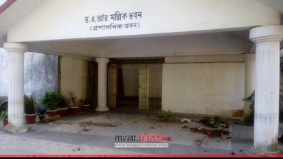 চবির প্রশাসনিক ভবনে ভাঙচুর 