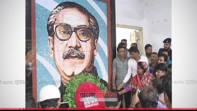 জাতির জনকের প্রতিকৃতিতে মেয়র আইভীর শ্রদ্ধা (ছবি: না.গঞ্জ প্রতিনিধি)