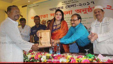 সম্মাননা সনদ ও ক্রেস্ট দেওয়া হচ্ছে (ছবি- প্রতিনিধি)