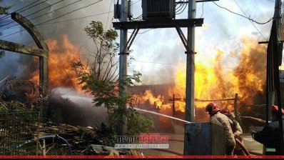 আগুন &zwj;নিয়ন্ত্রণে কাজ করছে ফায়ার সার্ভিস