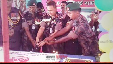 কেক কেটে উদযাপন করা হয় ৪ বিজিবির প্রতিষ্ঠাবার্ষিকী