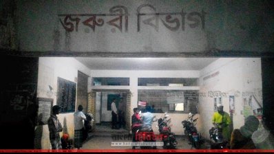 কিশোরগঞ্জ জেনারেল হাসপাতালে আহত অনেককে ভর্তি করা হয়েছে।