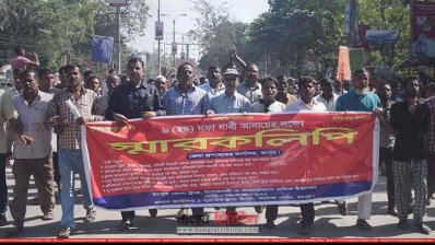 চাঁদাবাজি বন্ধসহ ছয় দফা দাবিতে ট্রাক শ্রমিকদের ঘেরাও কর্মসূচি