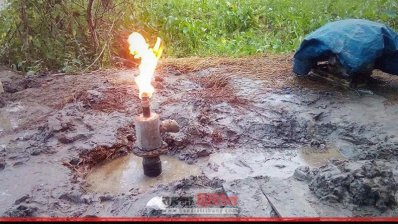 নলকূপে গ্যাস, জ্বলছে আগুন (ছবি- প্রতিনিধি)