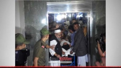 হামলায় আহত একজনকে চিকিৎসা দিতে হাসপাতালে আনা হয়েছে