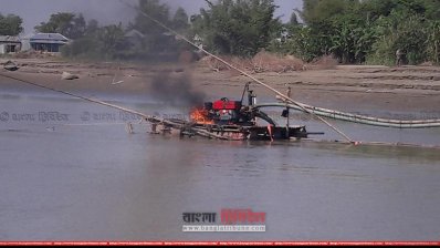 অবৈধ ড্রেজিং মেশিং (ছবি: মানিকগঞ্জ প্রতিনিধি)