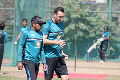 অনুশীলনে পেসার অ্যাবটের সঙ্গে পরামর্শ করছেন খুলনার কোচ জয়াবর্ধনে। ছবি-ফেসবুক