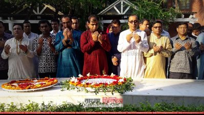 জাতির জনকের সমাধিতে শ্রদ্ধা জানালেন ১৫ অতিরিক্তি ডিআইজি (ছবি: সংবাদদাতা)