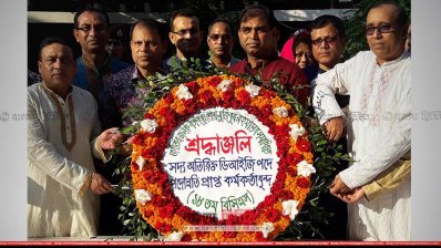 জাতির জনকের সমাধিতে শ্রদ্ধা জানালেন ১৫ অতিরিক্তি ডিআইজি (ছবি: সংবাদদাতা)