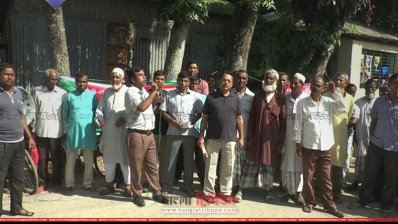 পিডিবি&rsquo;র অনিয়মের প্রতিবাদে সেচপাম্প মালিকরা ঘেরাও কর্মসূচি পালন করছে