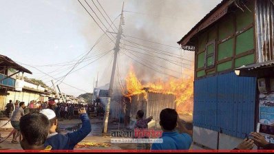 মনপুরায় দু’দফা আগুনে ৯টি দোকান পুড়ে ছাই