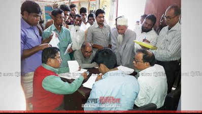 জমির নতুন খতিয়ান নিচ্ছেন ছিটমহলের অধিবাসীরা