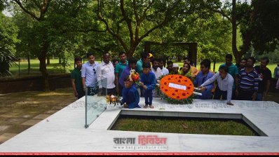 নুহাশ পল্লীতে হ&zwnj;ুমায়ূন আহমেদের জন্মদিন পালন 