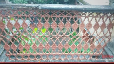গ্রন্থাগার ভবনের বারান্দায় প্রাচীন কারুকাজ