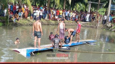 বাগেরহাটে বাস পুকুরে