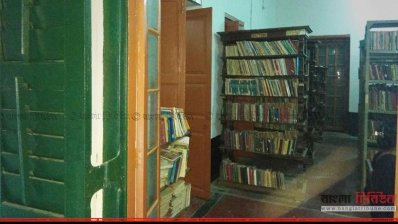 গ্রন্থাগার ভবনের ভেতরে বইয়ের তাক