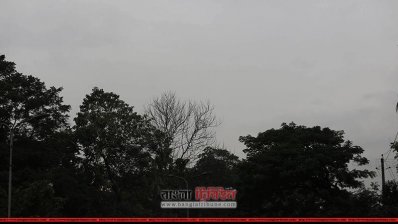 বুধবার সকাল থেকেই রাজধানীর আকাশ মেঘলা, সঙ্গে হালকা বৃষ্টি হচ্ছে 