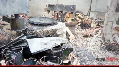 আগুনে পুড়ে গেছে চানাচুর কারখানা