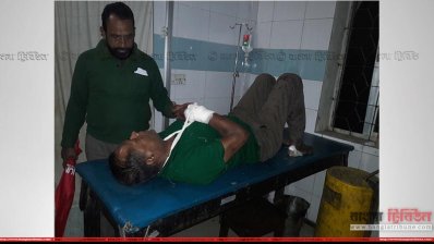 মানিকগঞ্জ হাসপাতালে আহত এক পুলিশ সদস্য
