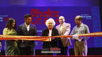 লিট ফেস্টের উদ্বোধন করেন সিরিয়ার কবি আদোনিস। সঙ্গে লিট ফেস্টের তিন পরিচালক ও বাংলা একাডেমির মহাপরিচালক