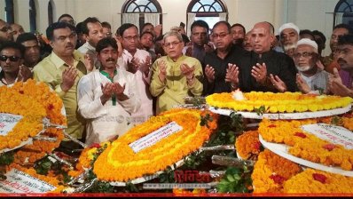 মাওলানা ভাসানীর কবরে পুষ্পস্তবক অর্পণ শেষে মোনাজাত করছেন মির্জা ফখরুল (ছবি- প্রতিনিধি)