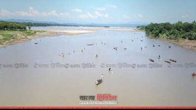সোমেশ্বরী নদী থেকে কয়লা তুলছেন (ছবি- প্রতিনিধি)