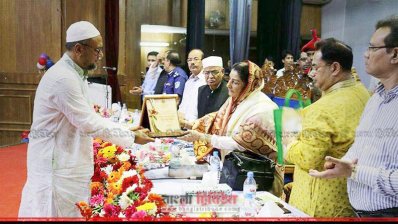 বিরোধী দলীয় নেত্রী রওশন এরশাদের কাছে কর বাহাদুর সম্মাননা নিচ্ছেন মো. জয়নাল আবেদীন