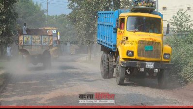 শুকনা মৌসুমে এভাবেই ধুলাবালি ওড়ে