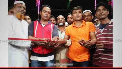 সিএনজি অটোরিকশার শো-রুম উদ্বোধন অনুষ্ঠানে রিয়াদ হোসেন (ডানদিকে খয়েরি টি-শার্ট পরিহিত)