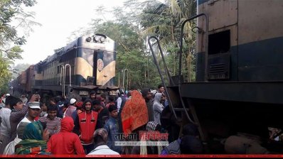 দর্শনায় দুই ট্রেনে সংঘর্ষ
