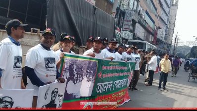 শোভাযাত্রায় অংশ নিতে লোকজন জড়ো হচ্ছে ধানমন্ডি ৩২ নম্বরে