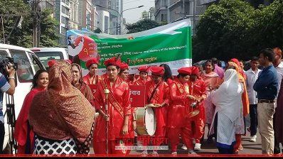 শোভাযাত্রায় অংশ নিতে আসছে লোকজন