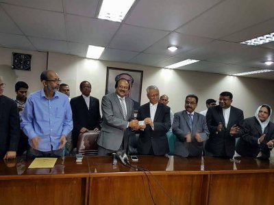 অ্যাটর্নি জেনারেল মাহবুবে আলমের হাতে আয়কর পরিচয়পত্র তুলেন এনবিআর চেয়ারম্যান নজিবুর রহমান  