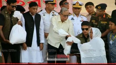 রোহিঙ্গাদের ত্রাণ বিতরণ করছেন রাষ্ট্রপতি 