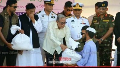 রোহিঙ্গাদের ত্রাণ বিতরণ করছেন রাষ্ট্রপতি 