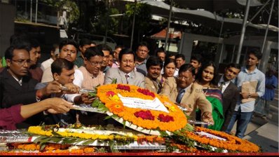 বঙ্গবন্ধুর প্রতিকৃতিতে নজরুল বিশ্ববিদ্যালয়ের উপাচার্যের শ্রদ্ধা