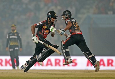 দারুণ কয়েকটি জুটিতে দুর্দান্ত খুলনা