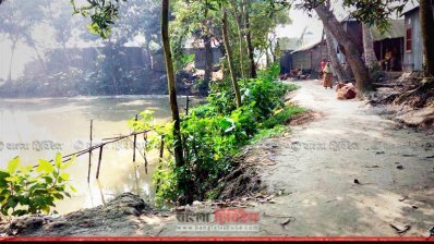 দতপাড়া গ্রামে সরকারি রাস্তা দখল করে বাড়িঘর নির্মাণ ও পুকুর খননের অভিযোগ
