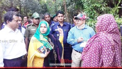 ভ্রাম্যমাণ আদালত পরিচালনা করছেন 