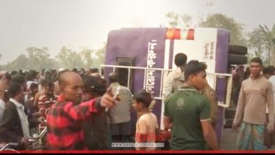 রাস্তার পাশে উল্টে পড়ে থাকা বাস (ছবি- প্রতিনিধি)