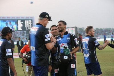 জয়ের নায়ক মাশরাফিকে অভিনন্দন জানাচ্ছেন রংপুরের কোচ টম মুডি। ছবি-বিসিবি