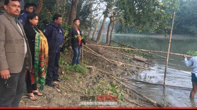 নদীতে দেওয়া বাঁধ অপসারণ