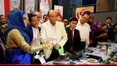 স্থানীয় বিশিষ্ট নাগরিকদের হাতে স্মার্টকার্ড তুলে দিচ্ছেন নির্বাচন কমিশনার কবিতা খানম