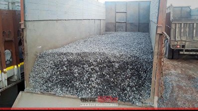 হিলি স্থলবন্দরে পাথরের ট্রাক