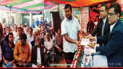গ্রাহকের হাতে ডিসিআর তুলে দেন জেলা প্রশাসক